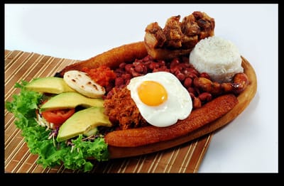 Bandeja Paisa arrieros semos comida tipica colombiana